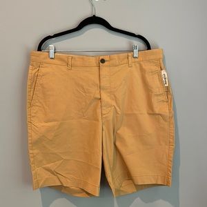 Men’s regular fit 9” stretch shorts size in wheat color. Size 38. NWT